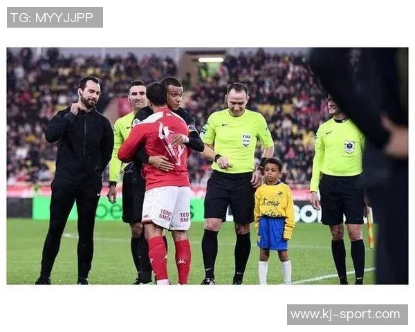 西甲激战巴黎圣日耳曼大胜拜仁引发转会风波与球迷热议