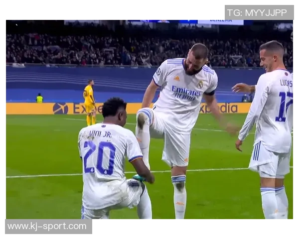 里昂主场逆转皇马上演帽子戏法精彩瞬间引发全场狂欢